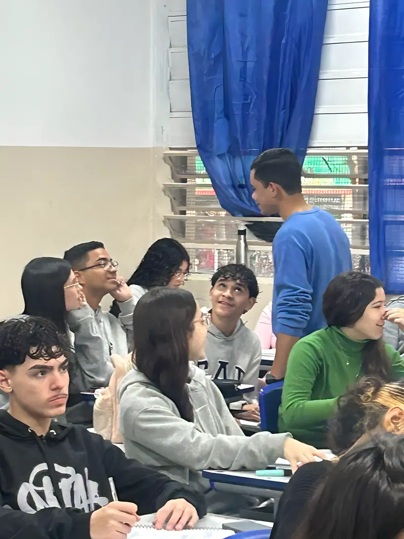 Estudantes do Libertar acompanhando uma aula