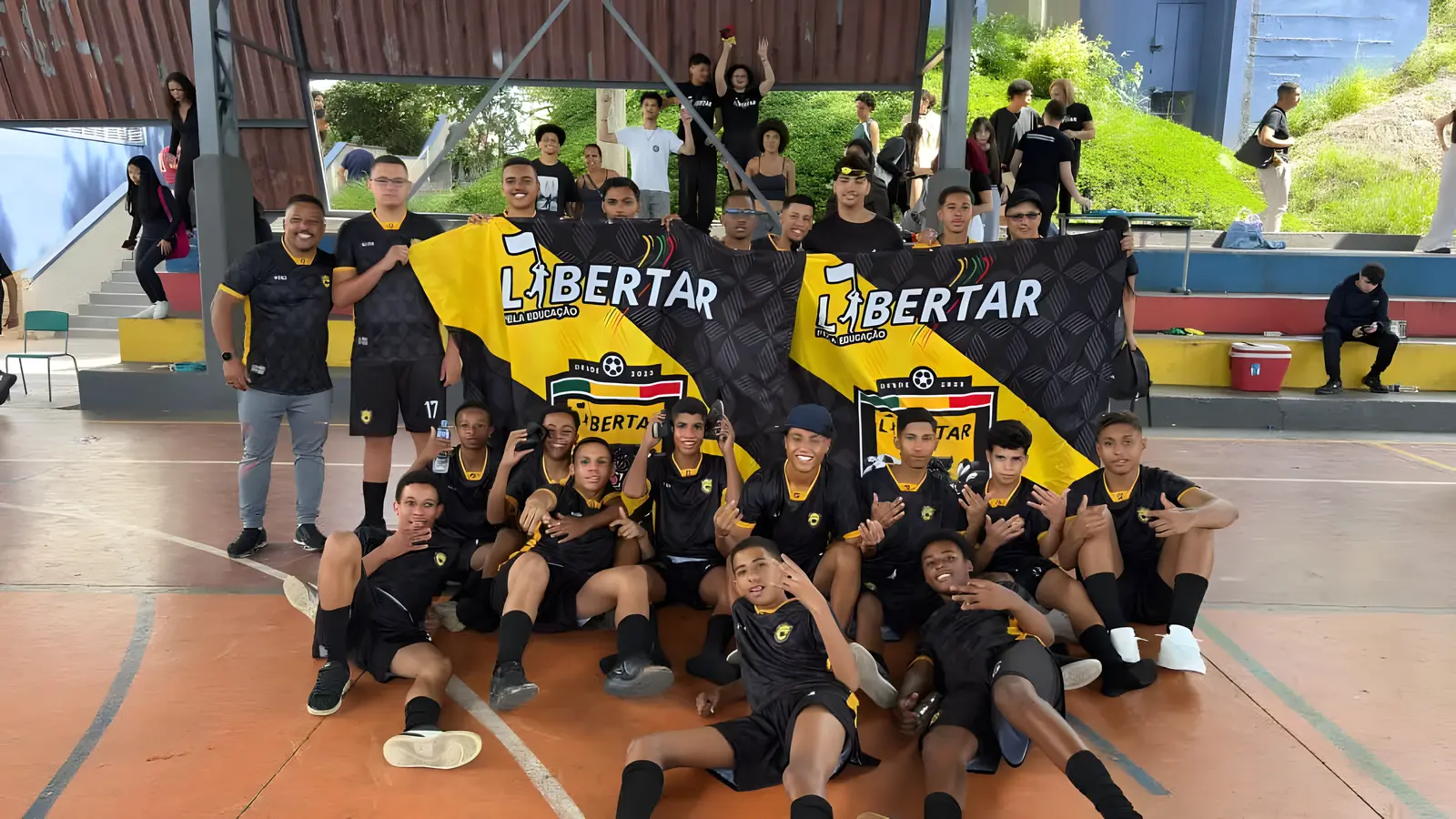 Atletas e equipe do Desportivo Libertar reunidos na quadra