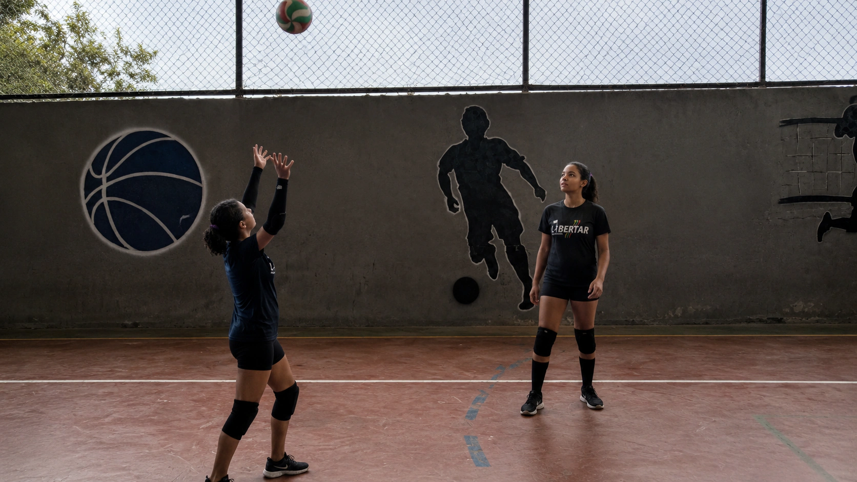 Jogadora de vôlei do Desportivo Libertar executando levantamento preciso na rede