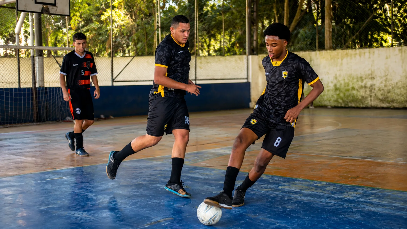 Registro 04 do arquivo de futsal do Desportivo Libertar em atividade na quadra