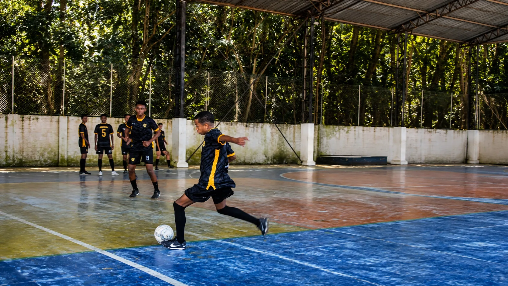 Registro 05 do arquivo de futsal do Desportivo Libertar em atividade na quadra
