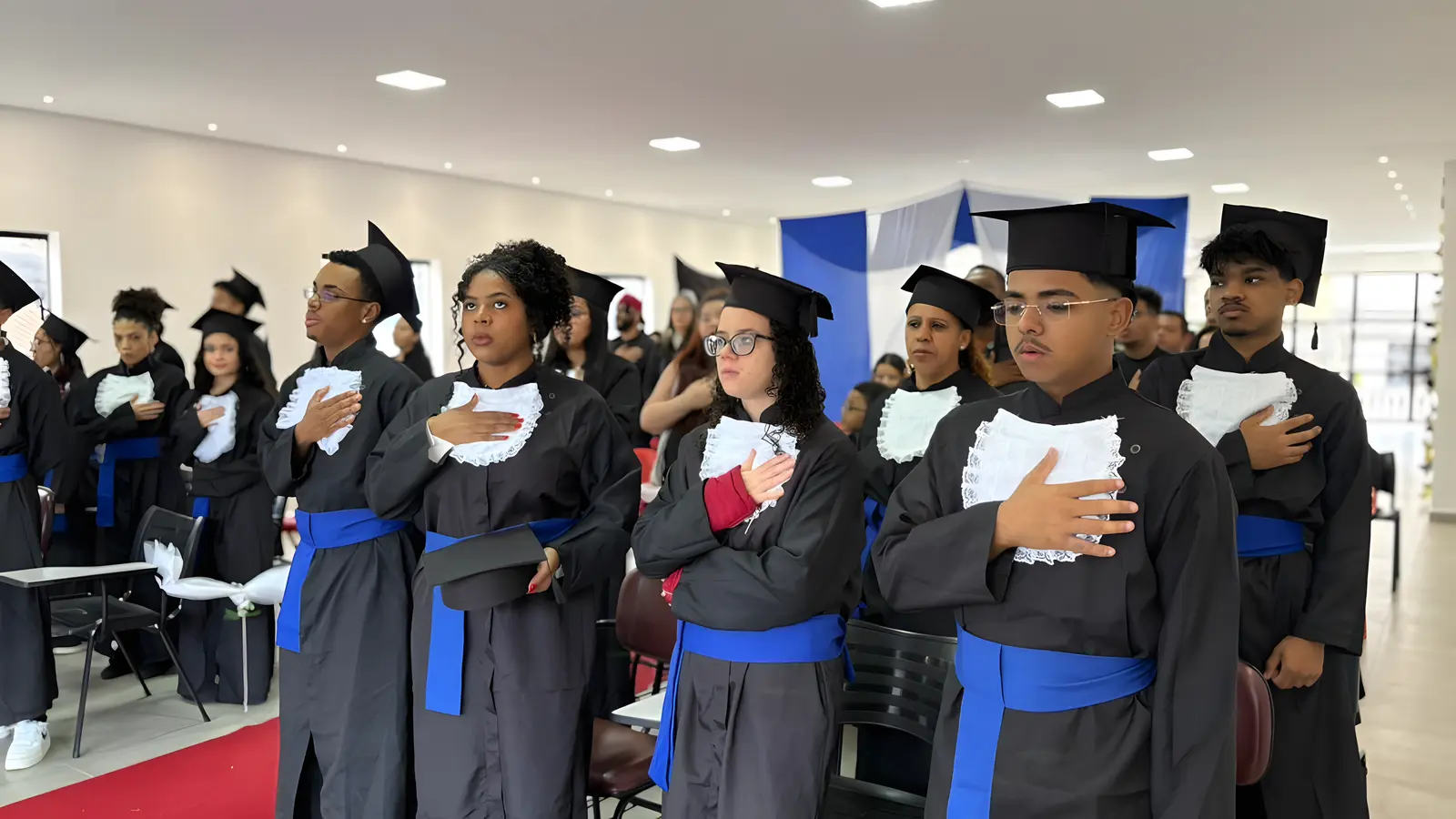 Turma de formandos do Libertar durante cerimônia