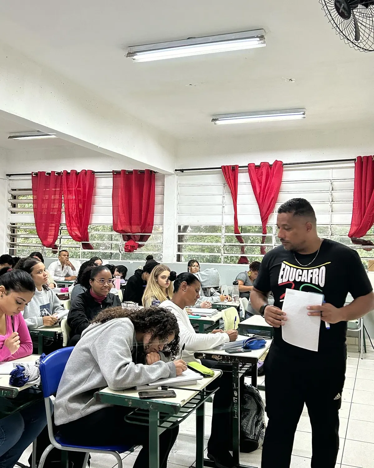 Estudantes acompanhando a aula inaugural do Educafro Libertar